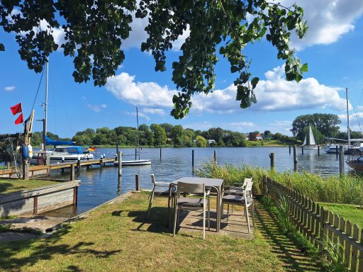 Sitzecke am Wasser